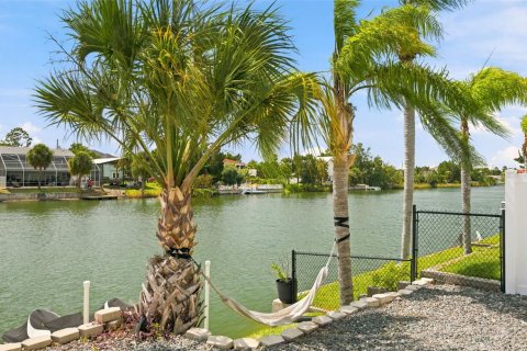 House in Hernando Beach, Florida 3 bedrooms, 129.69 sq.m. № 2203451 - photo 4