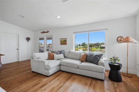 House in Hernando Beach, Florida 3 bedrooms, 129.69 sq.m. № 2203451 - photo 6