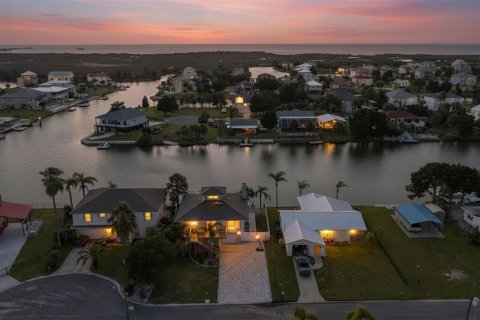 House in Hernando Beach, Florida 3 bedrooms, 129.69 sq.m. № 2203451