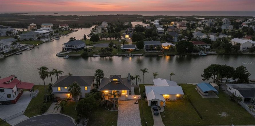 House in Hernando Beach, Florida 3 bedrooms, 129.69 sq.m. № 2203451