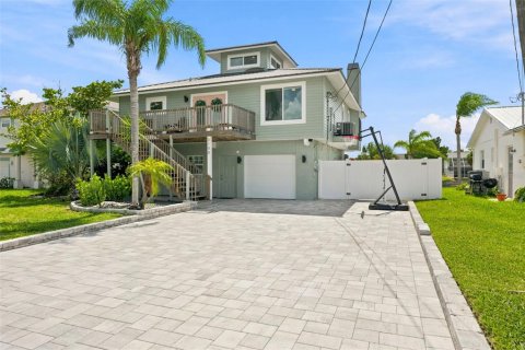 House in Hernando Beach, Florida 3 bedrooms, 129.69 sq.m. № 2203451 - photo 2