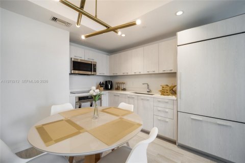 Condominio en alquiler en Miami, Florida, 1 dormitorio, 78.32 m2 № 2042614 - foto 4