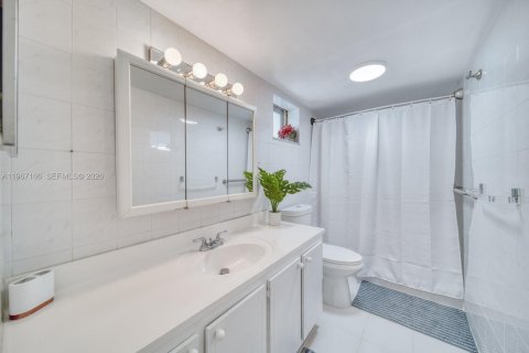 Copropriété à vendre à North Miami Beach, Floride: 2 chambres, 103.12 m2 № 2028496 - photo 19