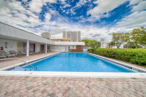 Copropriété à vendre à North Miami Beach, Floride: 2 chambres, 103.12 m2 № 2028496 - photo 26