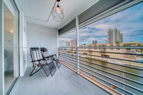 Copropriété à vendre à North Miami Beach, Floride: 2 chambres, 103.12 m2 № 2028496 - photo 10