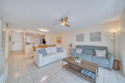 Copropriété à vendre à North Miami Beach, Floride: 2 chambres, 103.12 m2 № 2028496 - photo 15