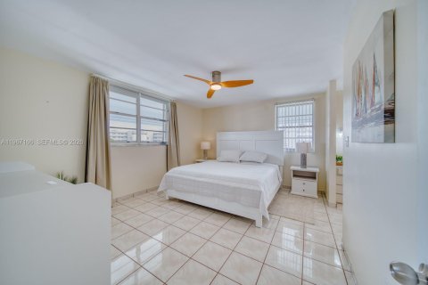 Copropriété à vendre à North Miami Beach, Floride: 2 chambres, 103.12 m2 № 2028496 - photo 17