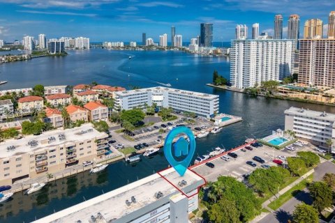 Condominio en North Miami Beach, Florida, 2 dormitorios  № 2028496