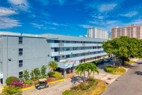 Copropriété à vendre à North Miami Beach, Floride: 2 chambres, 103.12 m2 № 2028496 - photo 25