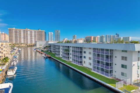 Copropriété à vendre à North Miami Beach, Floride: 2 chambres, 103.12 m2 № 2028496 - photo 8
