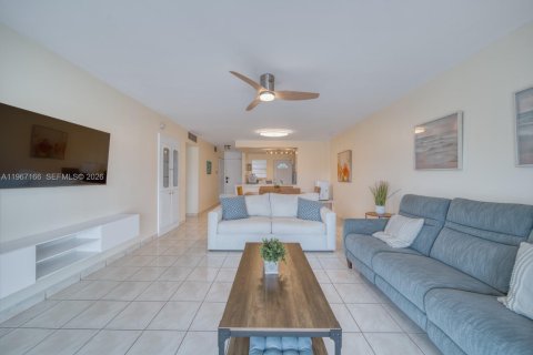 Copropriété à vendre à North Miami Beach, Floride: 2 chambres, 103.12 m2 № 2028496 - photo 14