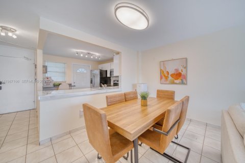 Copropriété à vendre à North Miami Beach, Floride: 2 chambres, 103.12 m2 № 2028496 - photo 13