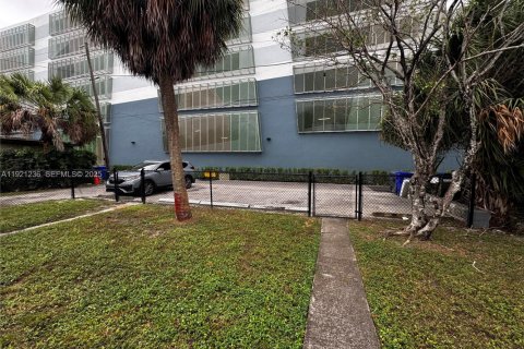 Immobilier commercial à vendre à Hollywood, Floride: 127.28 m2 № 1982854 - photo 12