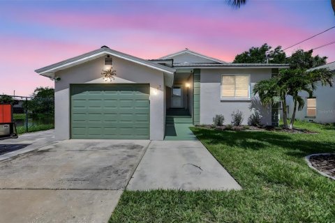 Casa en venta en Tampa, Florida, 2 dormitorios, 129.41 m2 № 1784750 - foto 1