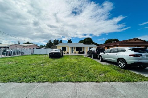 House in Miami Gardens, Florida 6 bedrooms, 220.64 sq.m. № 1982306 - photo 1