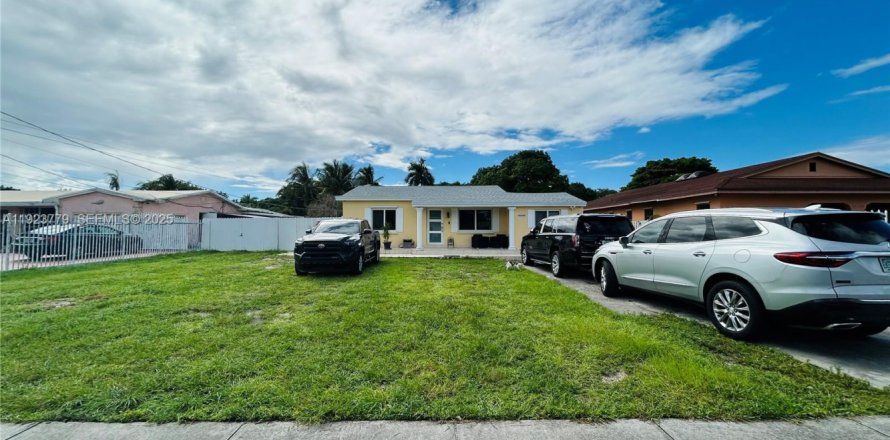 House in Miami Gardens, Florida 6 bedrooms, 220.64 sq.m. № 1982306
