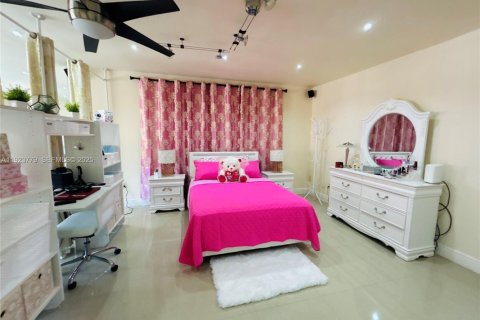 House in Miami Gardens, Florida 6 bedrooms, 220.64 sq.m. № 1982306 - photo 9