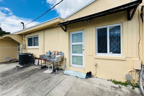 House in Miami Gardens, Florida 6 bedrooms, 220.64 sq.m. № 1982306 - photo 13