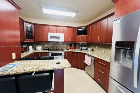 House in Miami Gardens, Florida 6 bedrooms, 220.64 sq.m. № 1982306 - photo 6