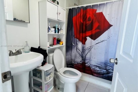 House in Miami Gardens, Florida 6 bedrooms, 220.64 sq.m. № 1982306 - photo 12