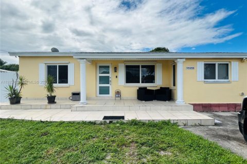 House in Miami Gardens, Florida 6 bedrooms, 220.64 sq.m. № 1982306 - photo 2