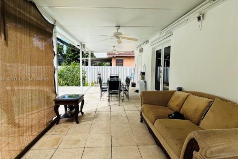 House in Miami Gardens, Florida 6 bedrooms, 220.64 sq.m. № 1982306 - photo 4