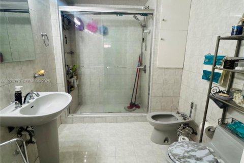 House in Miami Gardens, Florida 6 bedrooms, 220.64 sq.m. № 1982306 - photo 27