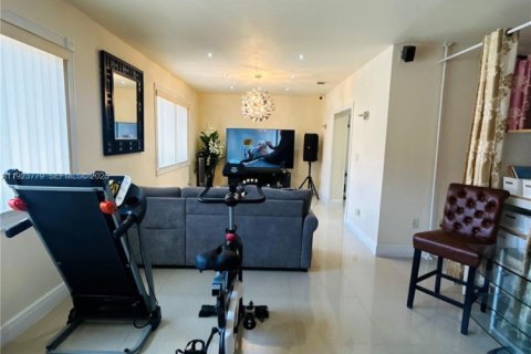 House in Miami Gardens, Florida 6 bedrooms, 220.64 sq.m. № 1982306 - photo 11