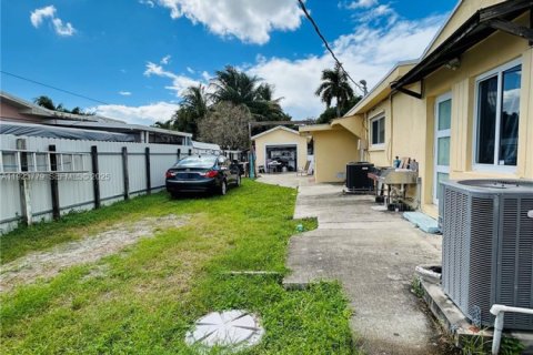 House in Miami Gardens, Florida 6 bedrooms, 220.64 sq.m. № 1982306 - photo 24