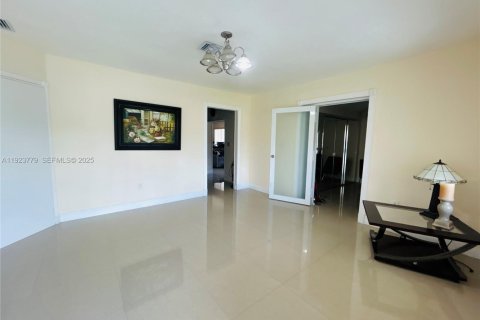 House in Miami Gardens, Florida 6 bedrooms, 220.64 sq.m. № 1982306 - photo 5