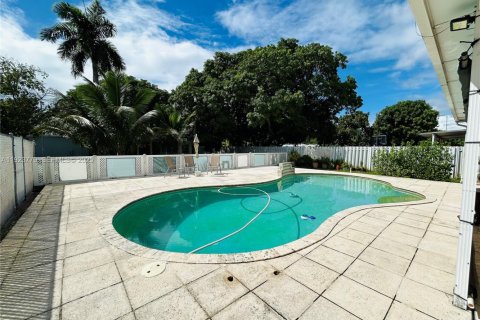 House in Miami Gardens, Florida 6 bedrooms, 220.64 sq.m. № 1982306 - photo 3