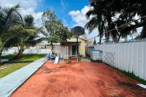 House in Miami Gardens, Florida 6 bedrooms, 220.64 sq.m. № 1982306 - photo 23