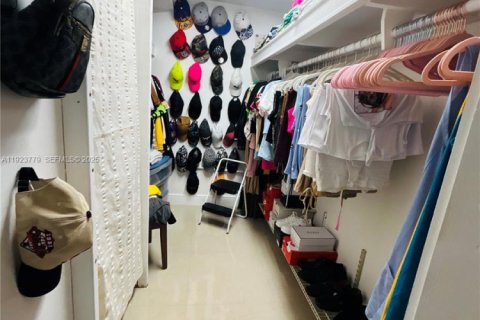 House in Miami Gardens, Florida 6 bedrooms, 220.64 sq.m. № 1982306 - photo 17