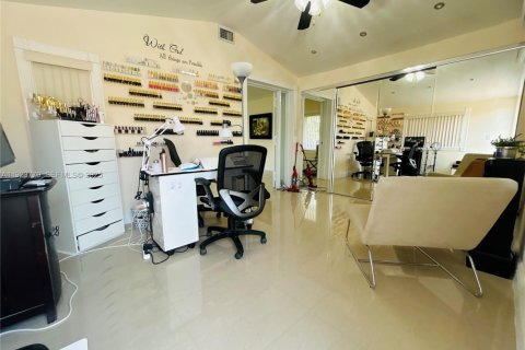 House in Miami Gardens, Florida 6 bedrooms, 220.64 sq.m. № 1982306 - photo 10