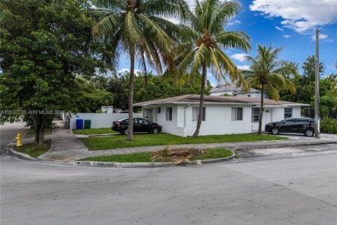 Immobilier commercial à vendre à Miami, Floride: 139.82 m2 № 2171033 - photo 4