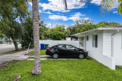 Immobilier commercial à vendre à Miami, Floride: 139.82 m2 № 2171033 - photo 3
