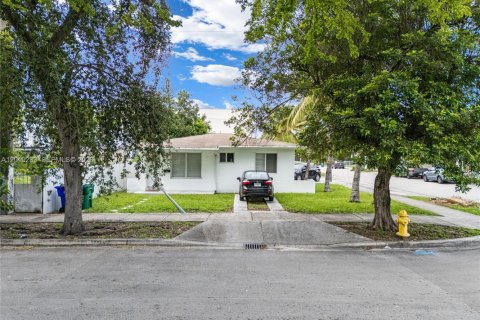 Immobilier commercial à vendre à Miami, Floride: 139.82 m2 № 2171033 - photo 2