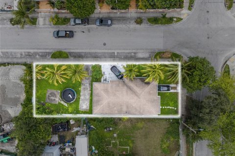 Immobilier commercial à vendre à Miami, Floride: 139.82 m2 № 2171033 - photo 6