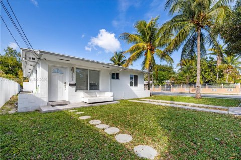 Immobilier commercial à Miami, Floride 139.82 m2 № 2171033