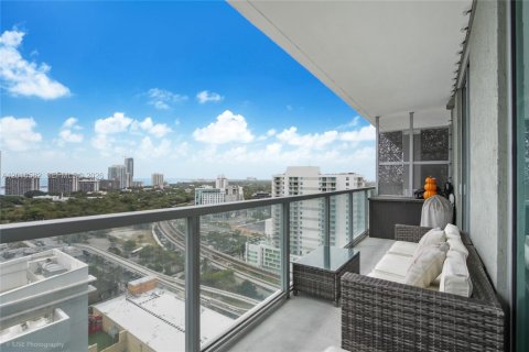 Condo in Miami, Florida, 2 bedrooms № 2091004 - photo 2