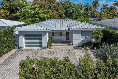 House in Hollywood, Florida 2 bedrooms, 109.16 sq.m. № 2049077