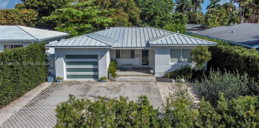 House in Hollywood, Florida 2 bedrooms, 109.16 sq.m. № 2049077