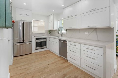 House in Hollywood, Florida 2 bedrooms, 109.16 sq.m. № 2049077 - photo 15