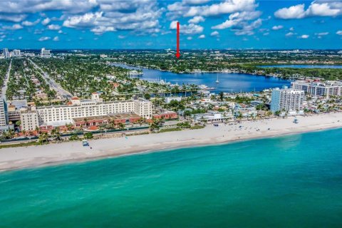 House in Hollywood, Florida 2 bedrooms, 109.16 sq.m. № 2049077 - photo 2