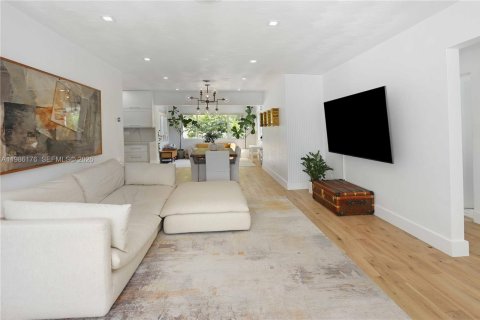 House in Hollywood, Florida 2 bedrooms, 109.16 sq.m. № 2049077 - photo 4