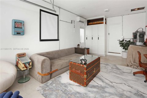 House in Hollywood, Florida 2 bedrooms, 109.16 sq.m. № 2049077 - photo 17