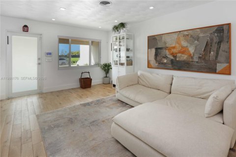 House in Hollywood, Florida 2 bedrooms, 109.16 sq.m. № 2049077 - photo 3