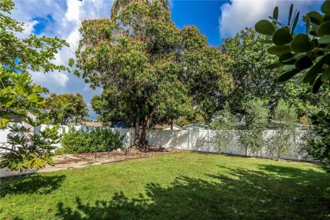 House in Hollywood, Florida 2 bedrooms, 109.16 sq.m. № 2049077 - photo 29