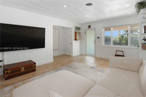 House in Hollywood, Florida 2 bedrooms, 109.16 sq.m. № 2049077 - photo 6