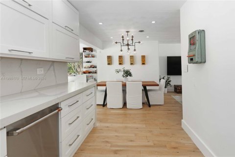 House in Hollywood, Florida 2 bedrooms, 109.16 sq.m. № 2049077 - photo 13